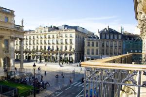 uma vista para uma rua da cidade com edifícios em Hotel de L'Opéra em Bordéus