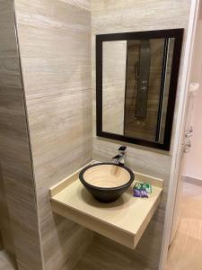 bagno con lavabo a ciotola e specchio di Apart Hotel Ayres De Termas a Termas de Río Hondo