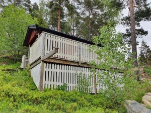 Galería fotográfica de Sjönära enkel övernattningsstuga på berg med terrass, toilet in other house, No shower en Åkersberga