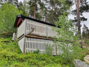 Gallery image of Sjönära enkel övernattningsstuga på berg med terrass, toilet in other house, No shower in Åkersberga