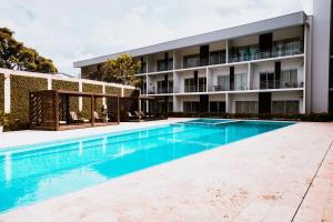 ein Bild eines Swimmingpools vor einem Gebäude in der Unterkunft Urban Flats Studios by Corporate Stays in San José