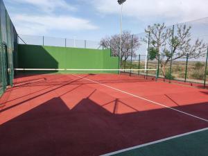 Tenis a/nebo squash v ubytování Apartment in Ayamonte with River Views nebo okolí