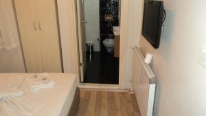 TV a/nebo společenská místnost v ubytování Kadikoy Bade 3 Hotel