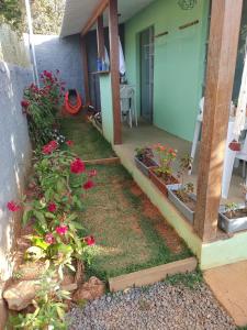 un jardin avec des fleurs en face d'une maison dans l'établissement Flores do Cerrado, à Alto Paraíso de Goiás