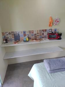 a white counter in a room with a bed at Flores do Cerrado in Alto Paraíso de Goiás