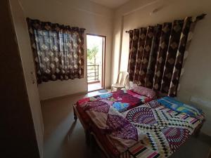 Professionals Pride PG في بانغالور: غرفة نوم مع سرير في غرفة مع نافذة