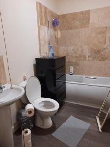 a bathroom with a toilet and a sink at Fabulous Home from Home - Central Long Eaton - Lovely Short-Stay Apartment - HIGH SPEED FIBRE OPTIC BROADBAND INTERNET - HIGH SPEED STREAMING POSSIBLE Suitable for working from home and students Very Spacious FREE PARKING nearby in Long Eaton