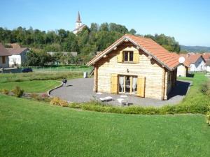 a small wooden house in the middle of a yard at Gîte Anould, 4 pièces, 6 personnes - FR-1-589-49 in Anould