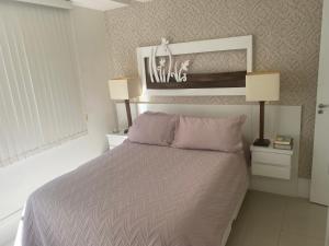 Giường trong phòng chung tại Apartamento de luxo, 3 quartos, Cabo Frio-RJ