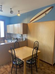 A kitchen or kitchenette at Oasi