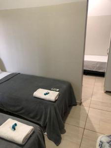 ein Zimmer mit einem Bett mit Handtüchern darauf in der Unterkunft Ágape Hotel in Rio Verde