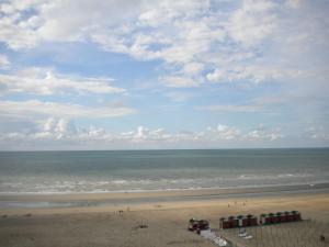 vista su una spiaggia con oceano di Apartment Sandeman a De Panne