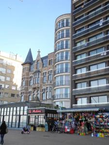 un mercato di fronte a un grande edificio di Apartment Sandeman a De Panne