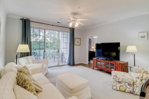 een woonkamer met witte meubels en een flatscreen-tv bij Oyster Catcher 1421 in Myrtle Beach