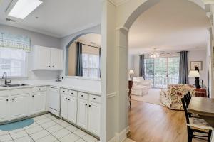 een keuken met witte kasten en een eetkamer bij Oyster Catcher 1421 in Myrtle Beach