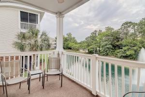 een veranda met stoelen en uitzicht op het water bij Oyster Catcher 1421 in Myrtle Beach