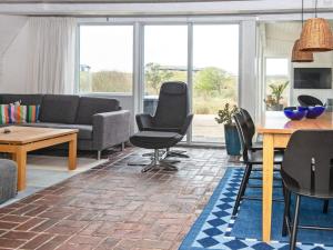 Posezení v ubytování 5 person holiday home in Fanø