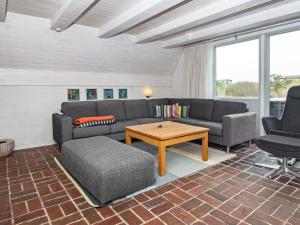 Posezení v ubytování 5 person holiday home in Fanø