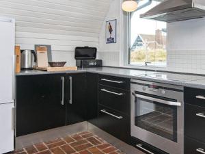 Kuchyň nebo kuchyňský kout v ubytování 5 person holiday home in Fanø