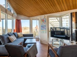 ein Wohnzimmer mit einem Sofa und einem TV in der Unterkunft Holiday home Fanø XC in Fanø