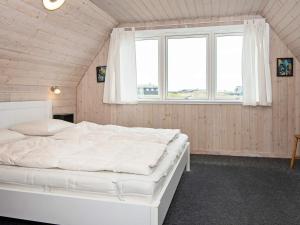 Postel nebo postele na pokoji v ubytování 5 person holiday home in Fanø