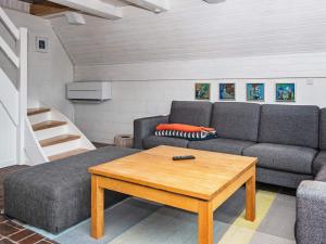 Posezení v ubytování 5 person holiday home in Fanø