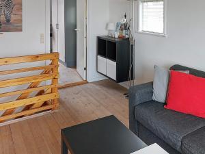 uma sala de estar com um sofá e uma mesa em 6 person holiday home in Hadsund em Hadsund