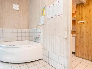 Koupelna v ubytování 10 person holiday home in Hj rring