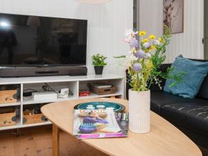 Телевизор и/или развлекательный центр в 6 person holiday home in Henne