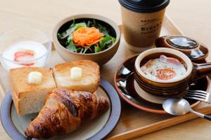 神戶的住宿－Brücke Arima KOBE，餐桌,带一盘食物,包括面包和沙拉