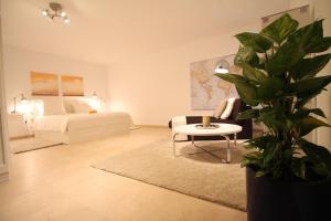 ein Schlafzimmer mit einem Bett und einer Topfpflanze in der Unterkunft The House of Origin in Costa Teguise