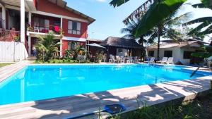 uma piscina em frente a uma casa em Hotel Puerto Selva em Villa Tunari