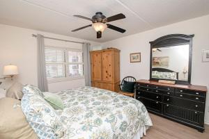 Ліжко або ліжка в номері Unit 6202 - Ocean & Racquet Resort