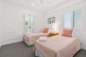 Ένα ή περισσότερα κρεβάτια σε δωμάτιο στο 6 Seabreeze Spacious Newly Renovated Apartment with Ocean Views +14 φωτογραφίες