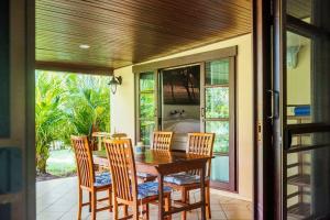 Galería fotográfica de Family-friendly house, a few steps from the pool and close to the ocean. en Mae Pim