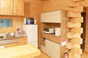 那須塩原市にあるコテージ　チャオのキッチン(白い冷蔵庫、カウンター付)