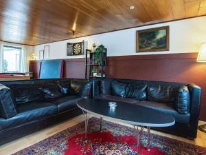 - un salon avec un canapé en cuir noir et une table dans l'établissement 10 person holiday home in Karby, à Karby