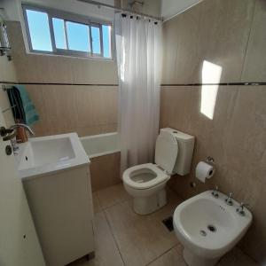 Departamento impecable 2 ambientes Centro de Buenos Aires في بوينس آيرس: حمام به مرحاض أبيض ومغسلة