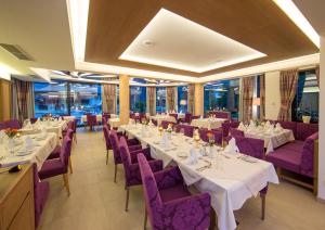 A restaurant or other place to eat at Berg & SPA Hotel Urslauerhof