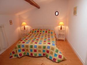 Ένα ή περισσότερα κρεβάτια σε δωμάτιο στο Gîte Véranne, 2 pièces, 4 personnes - FR-1-496-256