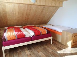Un pat sau paturi într-o cameră la Chata Venda