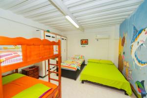a room with two bunk beds and two bunk beds sidx sidx sidx at Apartamentos Turísticos El Conquistador in San Andrés