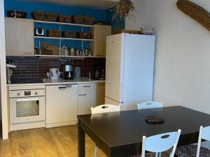 Kuchyňa alebo kuchynka v ubytovaní Appart 50m2 à Villard-de-Lans, 6 pers, 2 ch, balcon, ascenseur - FR-1-515-143