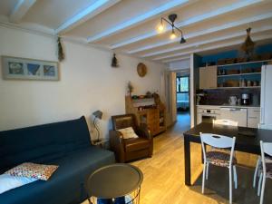 ein Wohnzimmer mit einem blauen Sofa und einem Tisch in der Unterkunft Appartement Villard-de-Lans, 3 pièces, 6 personnes - FR-1-515-143 in Villard-de-Lans