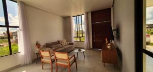 a living room with a couch and a table at Casa branca in Bananeiras