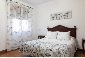 A bed or beds in a room at Casa Rural Los Llanos