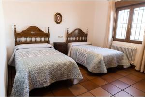 A bed or beds in a room at Casa Rural Los Llanos