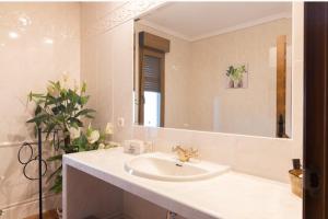 A bathroom at Casa Rural Los Llanos