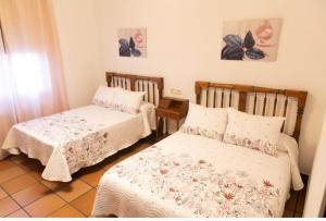 A bed or beds in a room at Casa Rural Los Llanos