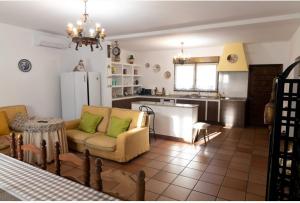 A kitchen or kitchenette at Casa Rural Los Llanos